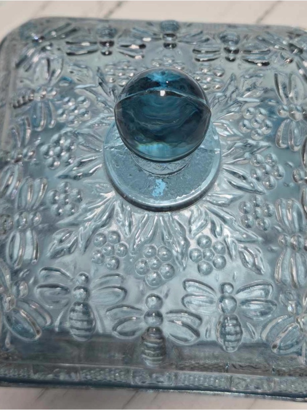 Tiara Bee Box (Vintage) - Picture 2 of 9